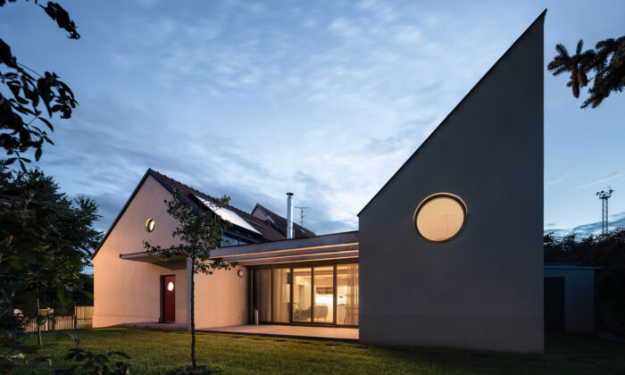 Rodinný dům v Křenovicích u Brna se po rekonstrukci rozšířil o přístavbu se zelenou střechou