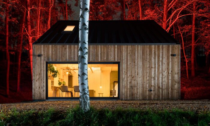 V lesích na Zlínsku si dva kamarádi postavili dřevěnou chatu pro kreativní činnosti i relaxaci