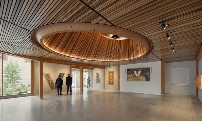 Snøhetta rozšířila muzeum v Iowě přístavbou z kamene i dřeva a přidala průhled mezi podlažími