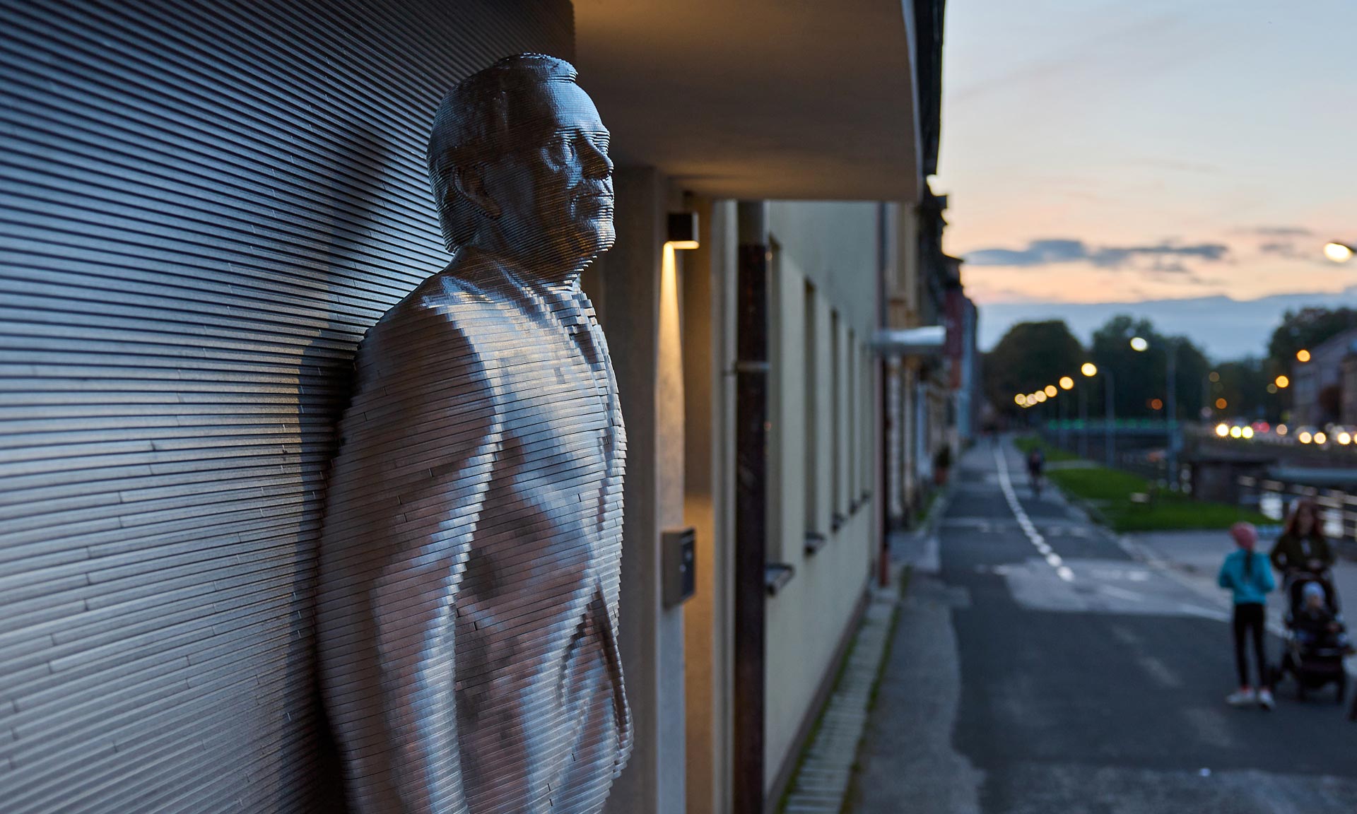 Z fasády trutnovského kina Vesmír vystupuje plastická socha Václava Havla