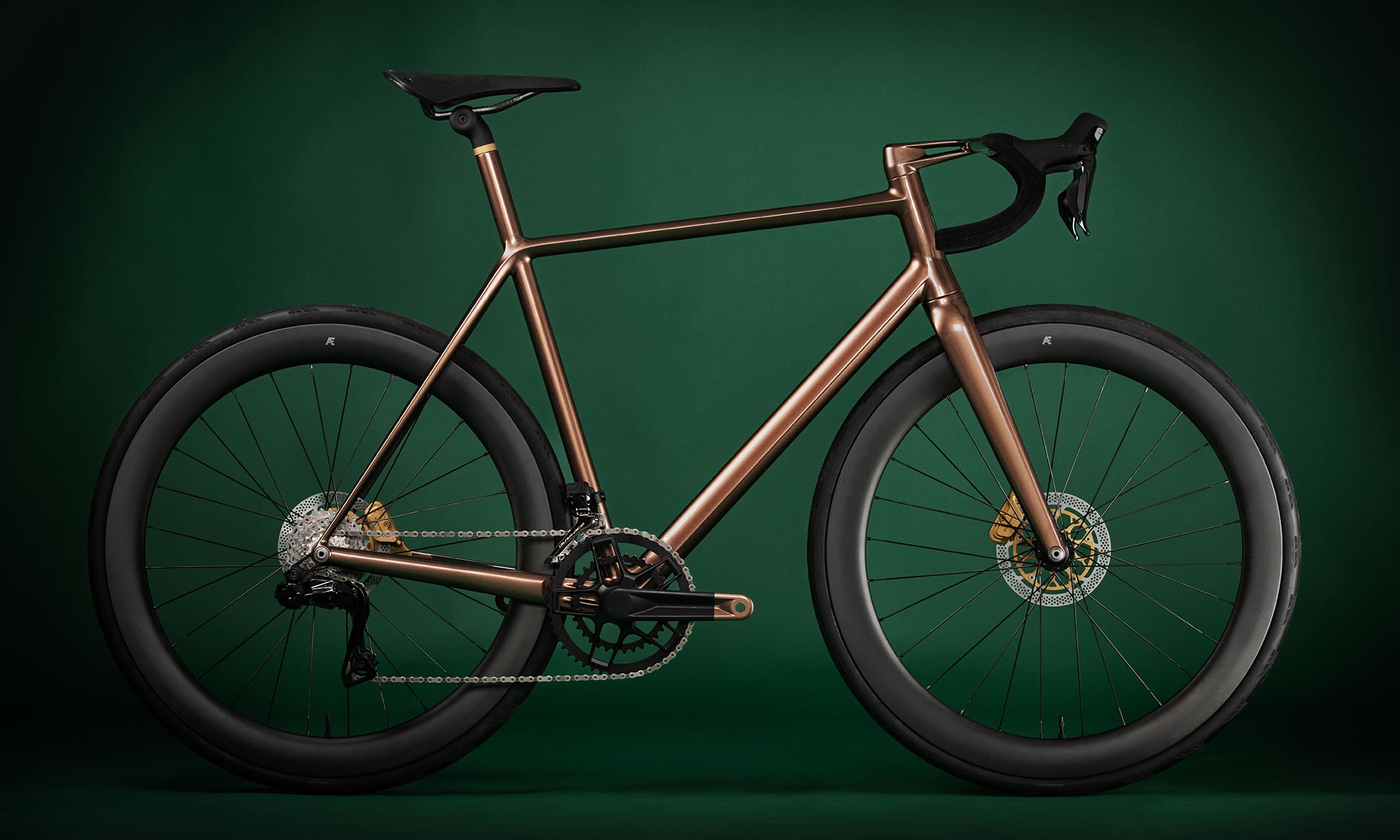 Aston Martin e J. Laverack creano insieme una bici resistente al sudore con telaio in titanio – DesignMag.cz