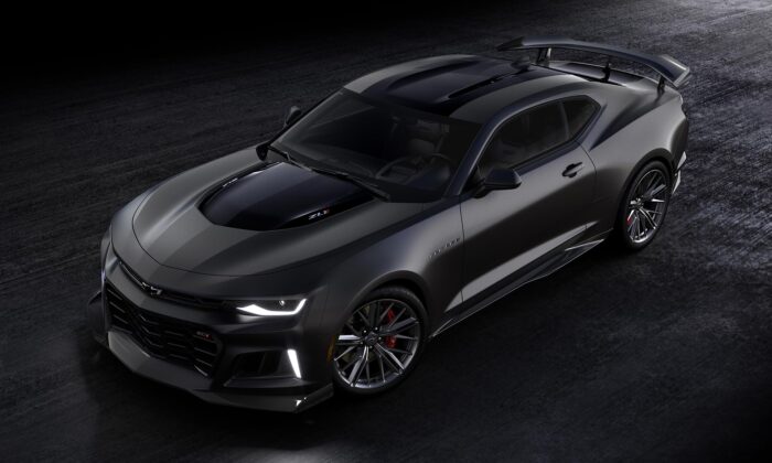 Chevrolet Camaro přijíždí naposledy v šesté generaci v limitovaném provedení Panther Black a výkonem 650 koní