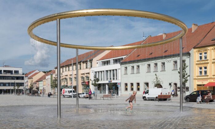 Po rekonstrukci zdobí Karlovo náměstí v Třebíči nezvyklá kašna vytvářející mlhu i déšť