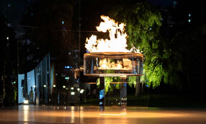 Tokujin Yoshioka navrhl skleněnou pochodeň a skleněný ohnivý kotel pro sportovní událost