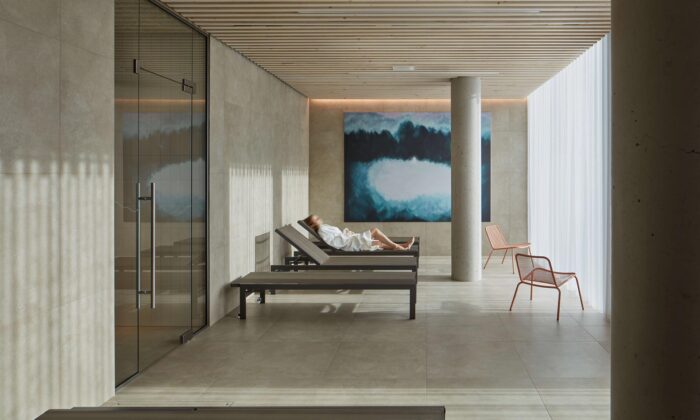Třeboňský saunový svět láká na hřejivý interiér a výhledy do okolní zeleně při relaxaci