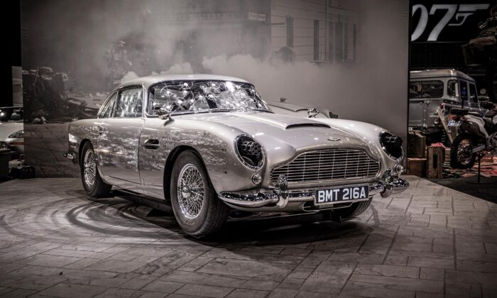 Výstava Bond in Motion přiváží do Prahy přes 75 aut i jiných kusů techniky z filmů o Jamesu Bondovi