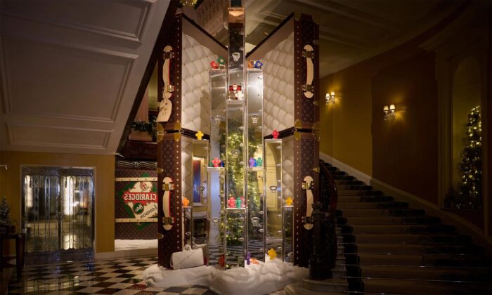 Londýnský hotel Claridge’s má vánoční strom poskládaný ze zavazadel Louis Vuitton