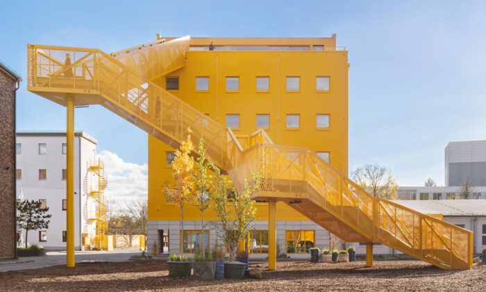 Bývalé filmové studio v Berlíně předělali Haus 1 se žlutým schodištěm vedoucím na střechu