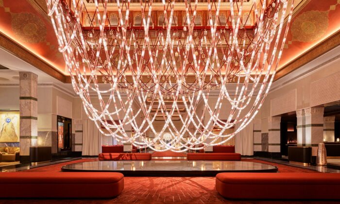 Lasvit ozdobil interiér hotelu La Mamounia devítimetrovou světelnou instalací s designem náhrdelníku