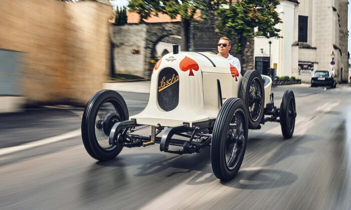Po více jak 100 letech se do svého rodiště restaurovaný závodní vůz Austro-Daimler ADS-R zvaný Sascha