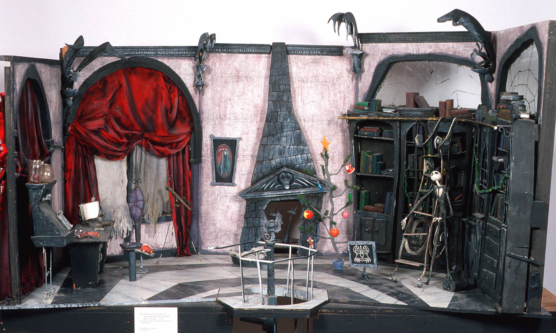 Tim Burton slaví 30 let filmu Ukradené Vánoce velkou výstavou plnou originálních exponátů
