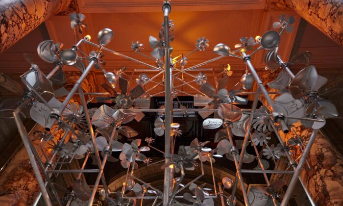 Victoria & Albert Museum si nechalo vytvořit šílený vánoční strom s majáčky a větrníky