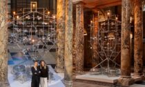 Instalace vánočního stromu ve Victoria & Albert Museum