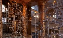 Instalace vánočního stromu ve Victoria & Albert Museum