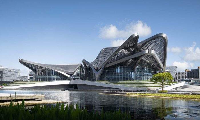 Ču-chaj postavilo kulturní centrum podle Zahy Hadid inspirované křídly letících ptáků