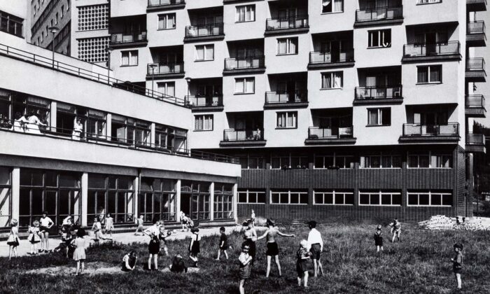 Pražská výstava Architektura všem připomíná životní styl a nejvýznamnější stavby let 1956 až 1989