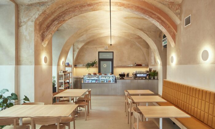 V historické budově v centru Prahy vznikla restaurace Alma s kavárnou a vinárnou