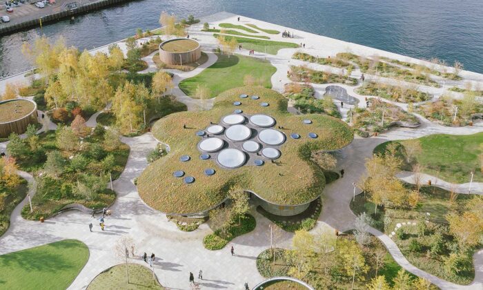 Kodaň postavila vedle budovy opery na vodě plovoucí park s 628 stromy a kavárnou