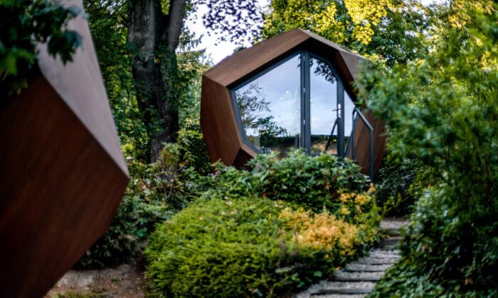 Pebble Pod je malá dřevěná kabina s tvarem kamene fungující jako místo k odpočinku nebo pracovna