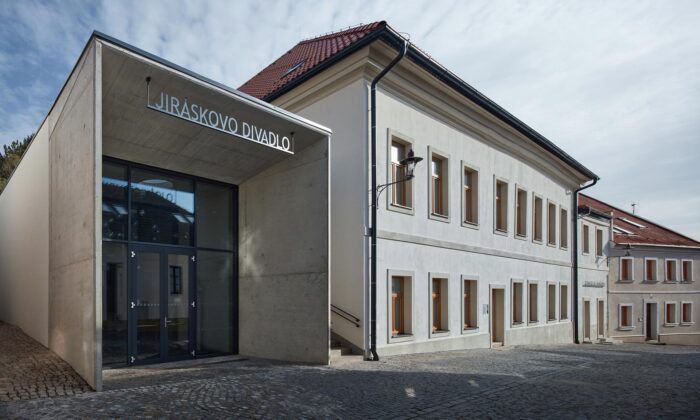 Jiráskovo divadlo v České Lípě prošlo velkou rekonstrukcí a má nový betonový vstup s kavárnou