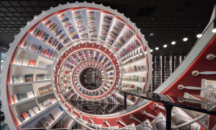 Knihkupectví v Shenzhenu má v interiéru obří spirálu a hraje si s optickou iluzí točitého schodiště