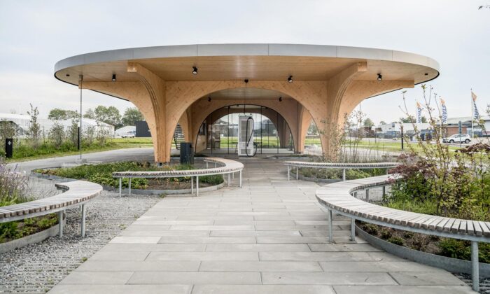 V Dánsku postavili dřevěnou nabíjecí stanici se zelenou střechou a malým parkem s květinami