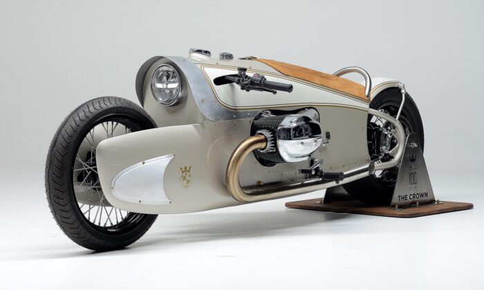 Speciálně upravená motorka BMW Motorrad R 18 The Crown odkazuje designem k industriální éře