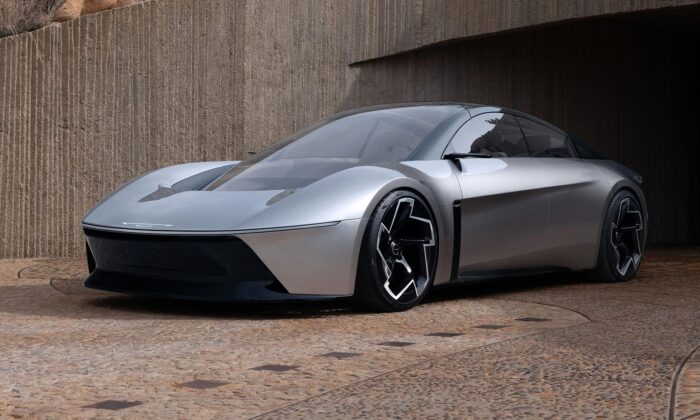 Chrysler Halcyon je futuristický koncept čtyřmístného sporťáku s efektně otevíranými dveřmi