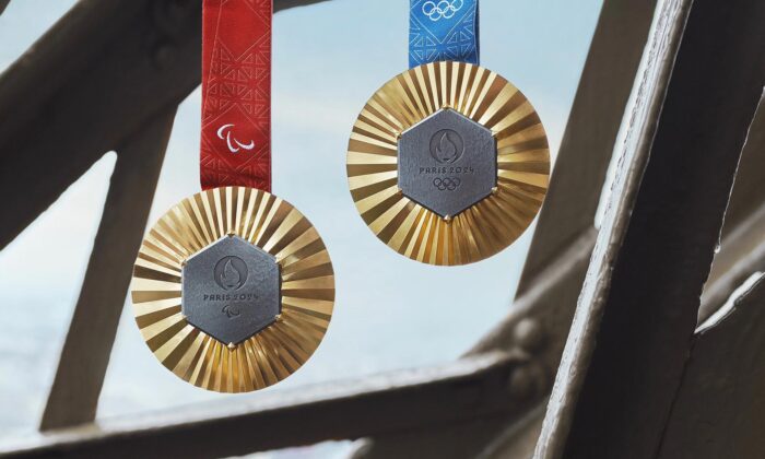 Paříž ukázala olympijské medaile navržené klenotnictvím Chaumet a zdobené Eiffelovou věží