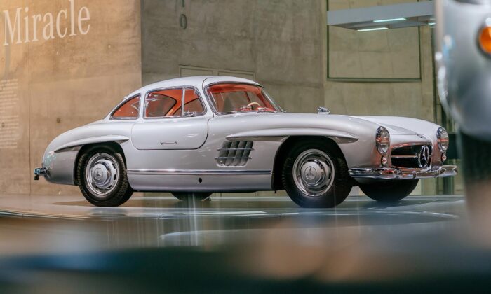 Mercedes-Benz 300 SL Coupé s dveřmi připomínající křídla racka slaví 70 let