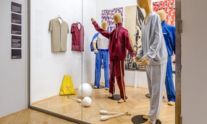 Retromuseum v Chebu připomíná rozsáhlou výstavou přes 50 let módy vyráběné českou značkou Tosta