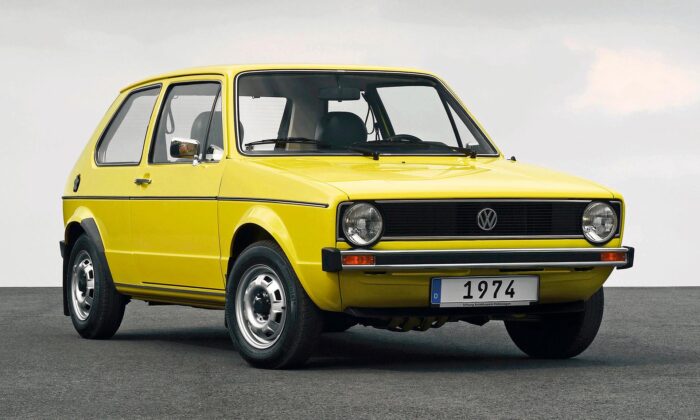 Volkswagen slaví 50 let legendárního modelu Golf a připomíná první generaci s hranatým designem
