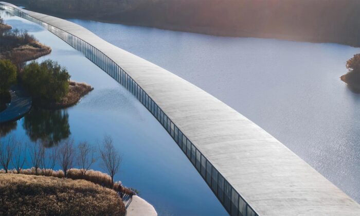 Junya Ishigami postavil kilometr dlouhé muzeum přetínající klidnou hladinu jezera