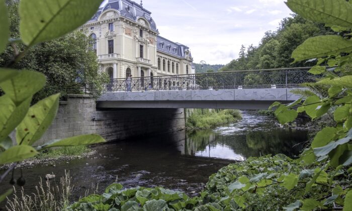 Festivalový most v Karlových Varech stojí na místě původního z roku 1880 a zdobený je motivem rozety