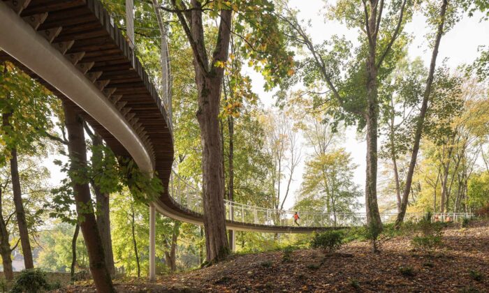 Park historie v Aši prošel zásadní modernizací a přidal novou lávku pro pěší vinoucí se mezi stromy