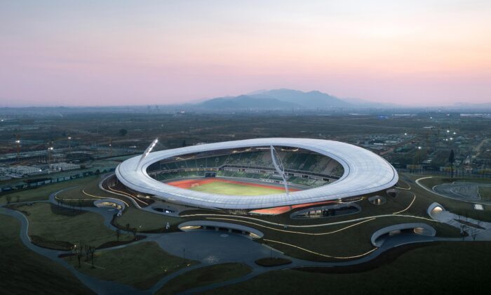 Stadion ve městě Quzhou má ladně rozvlněnou bílou střechu a celý je usazen v zeleném parku