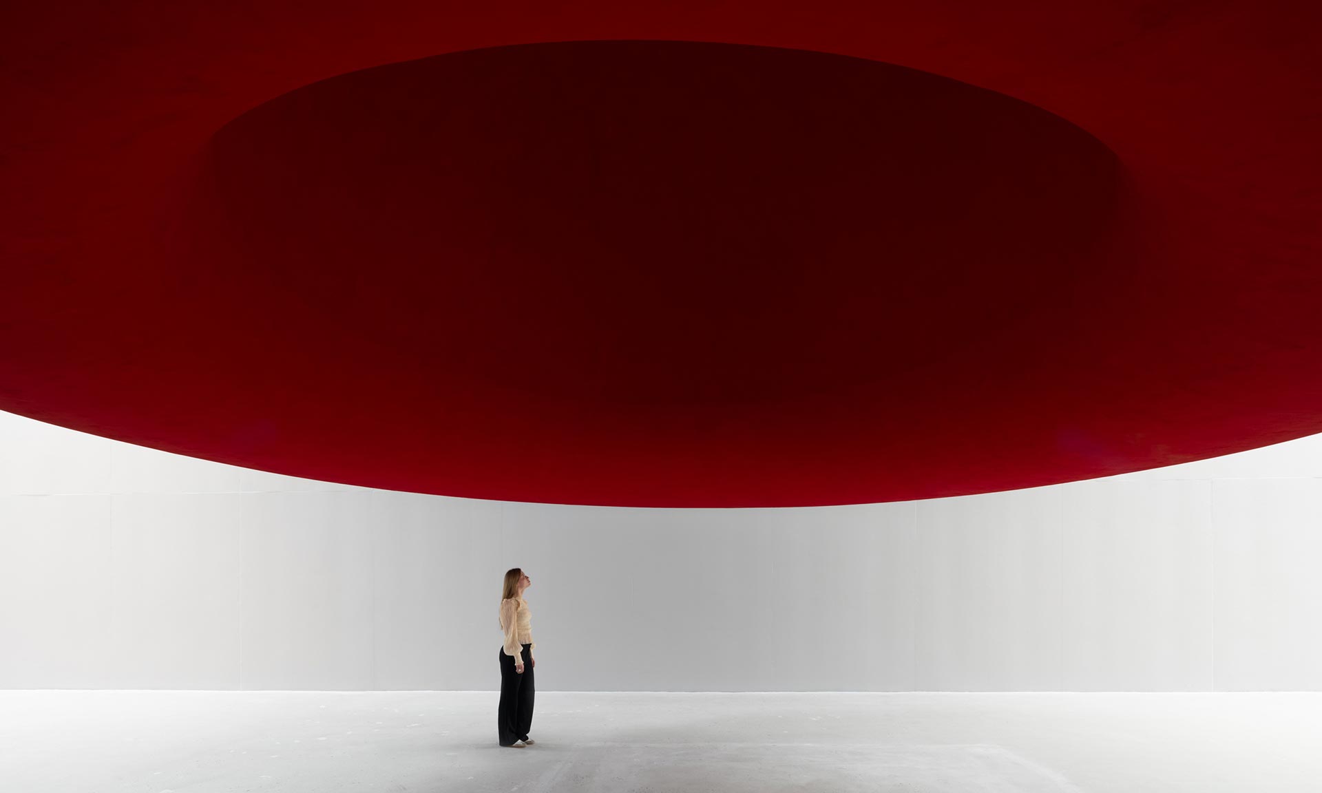 Anish Kapoor představuje na výstavě Unseen své monumentální instalace a gigantické sochy