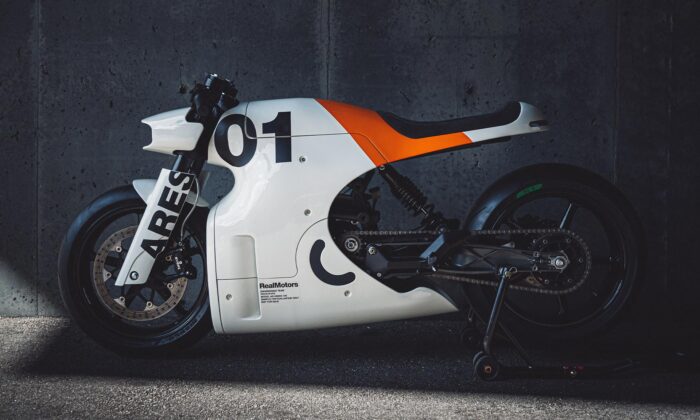 Real Motors ukázali svou první motorku Ares se sportovními rysy a retro nádechem