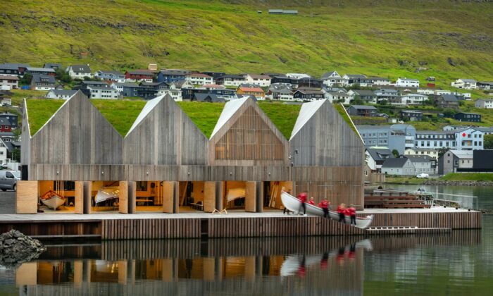 Ve městě Klaksvík na Faerských ostrovech vyrostl dřevěný veslařský klub se zelenou střechou