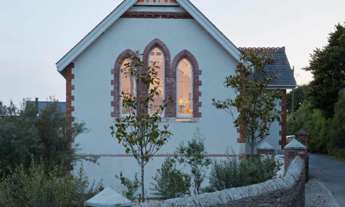 V Anglii přestavěli starou kapli na stylový rodinný dům s originálně řešeným a nadčasovým interiérem