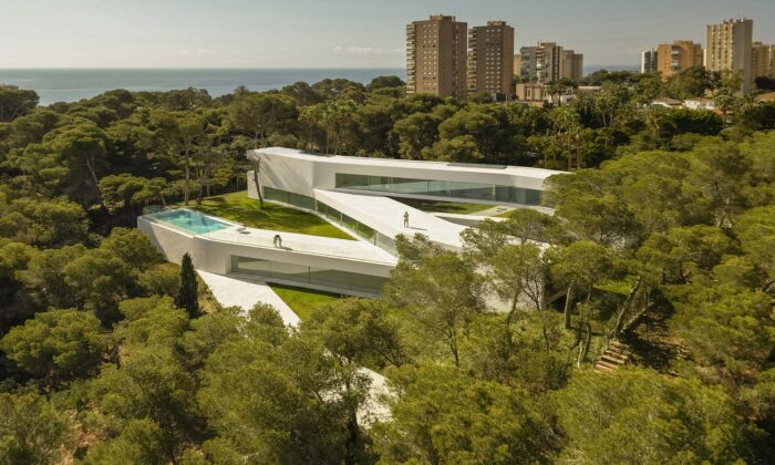 Ve svahu u Alicante vznikla bílá terasovitá rezidence Sabater od Fran Silvestre Arquitectos