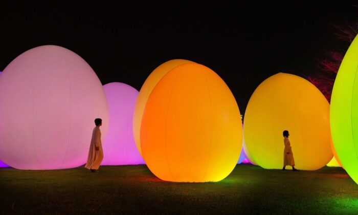 Světelná instalace Continuous přináší do městského parku desítky gigantických svítících vajec