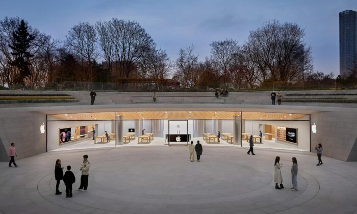 Foster postavil v Šanghaji obchod Apple Store zakopaný pod zemí a lemovaný hledištěm