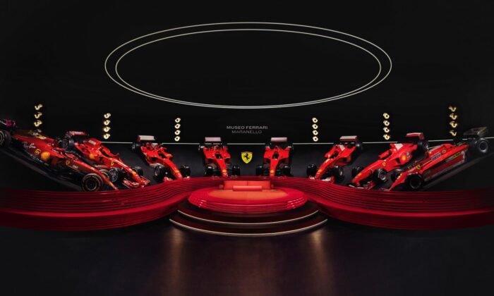 Muzeum Ferrari v Maranellu přestavělo část interiéru a nabízí přespání mezi formulemi