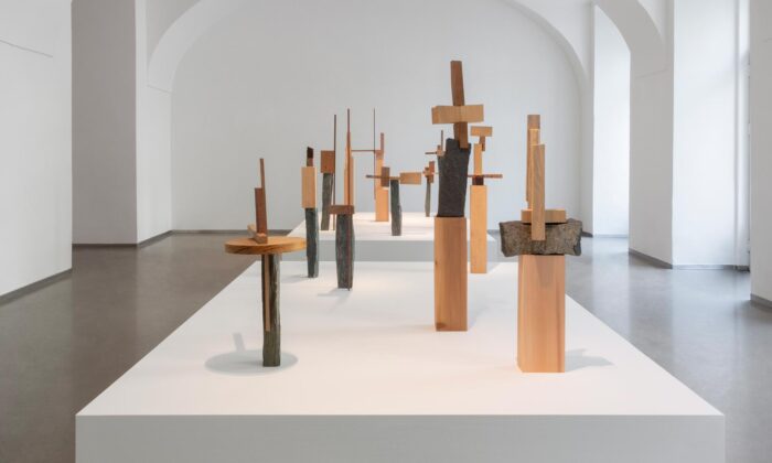 Eva Eisler vystavuje v Praze své Vrstvy času poskládané z kusů dřeva a kamene