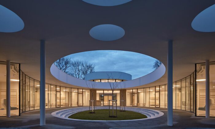 Varnsdorf postavil mateřskou školu Galaxie eR s tvarem elipsy a travnatým atriem se stromy