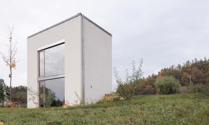 Rodinný dům u Olomouce je minimalistická pětiúhelníková hmota se sedmi podlažími a surovým interiérem