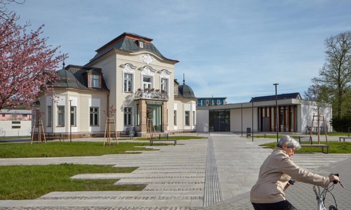 Městská knihovna v Rožnově pod Radhoštěm prošla citlivou rekonstrukcí a má novou přístavbu i okolí