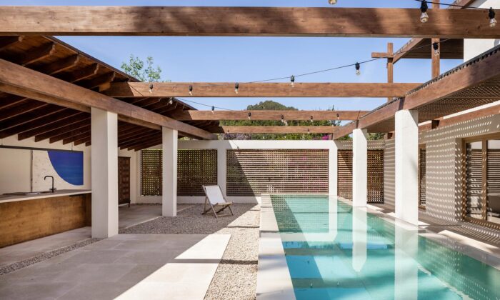 Slovenští architekti na Mallorce citlivě rekonstruovali 300 let starý kamenný dům na apartmány