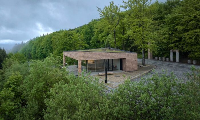 Brána Pusteven je moderní dřevostavba s posezením i vyhlídkou a kamenná zvonice